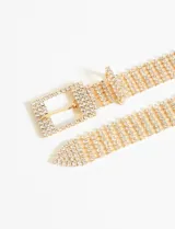 Cinturón dorado con hebilla cuadrada y múltiples hileras de strass.