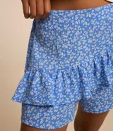 Short pollera de viscosa con estampado floral liberty, corte mini y volado delantero.
