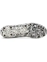 Championes de fútbol Under Armour modelo Magnetico Pro 5, diseñados para césped natural firme. Presentan un estampado geométrico en blanco y negro, con tecnología UA Clone para un ajuste personalizado y cuello de punto tipo calcetín.
