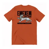 Remera de manga corta color naranja con estampado gráfico en el frente que incluye el logo de la marca y un tigre en estilo ilustración.