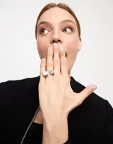 Anillo plateado con baño de plata de ley, de forma cuadrada y acabado liso.