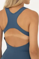 Catsuit azul de lycra con espalda descubierta y corte biker.