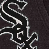 Campera con cierre de algodón color negro, con capucha forrada en tela escocesa blanca y negra. Presenta tres apliques bordados verticales del logo de los Chicago White Sox en el frente. Tiene bolsillo canguro y logo de la MLB en la manga.