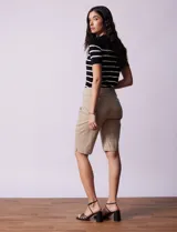 Bermuda color beige de gabardina elastizada, marca Ruby Rd. Tiene pretina ancha elastizada, bolsillos simulados en la parte delantera y bolsillos aplicados en la parte trasera.