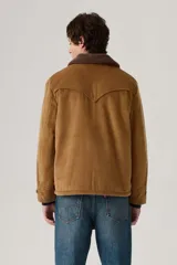 Campera corta de pana color marrón, con cuello y forro de borrego marrón oscuro. Tiene cierre frontal con botones y bolsillos laterales.