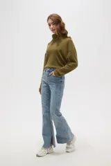 Pantalon jean de corte oxford, color negro, con tiro medio y ruedo desflecado.