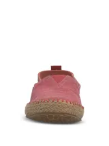 Alpargatas Hush Puppies modelo Hubert, color bordó con textura de rayas finas. Presenta suela de yute con costuras reforzadas en color rojo y detalle de etiqueta de marca en el lateral.