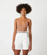 Musculosa negra de tejido de punto acanalado, con escote en V profundo y tirantes anchos.