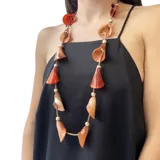 Collar de resina verde con cuentas doradas y cierre de botón. Puede usarse de dos vueltas corto o de una vuelta largo.