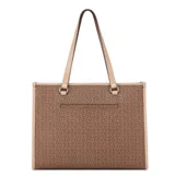 Cartera tipo shopper de la marca Guess, con diseño estructurado y estampado monograma de la marca en tonos marrones. Presenta una banda horizontal decorativa con el logo metálico en el frente y asas largas para llevar al hombro.