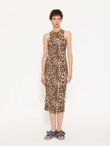 Vestido midi ajustado al cuerpo con estampado animal print de leopardo, sin mangas y cuello redondo.