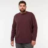 Sweater de punto canalé color borgoña, con cuello redondo y mangas largas.