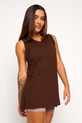 Musculosa de algodón con corte amplio, cuello redondo y sisas laterales amplias que permiten mayor libertad de movimiento.