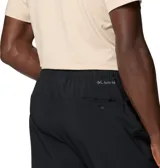 Pantalon tipo jogger de hombre, color negro, con cintura elástica ajustable con cordón, bolsillos delanteros, bolsillo trasero con cremallera y dobladillos elásticos en los tobillos. Cuenta con tecnología Omni-SHIELD resistente al agua y a las manchas, y detalles reflectantes.