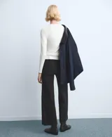 Pantalón de jean negro de corte recto y tiro alto, con diseño de pierna ancha y terminaciones deshilachadas en el ruedo.