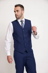 Chaleco de vestir color negro, confeccionado en tela twill, con cierre frontal de botones y bolsillos laterales.