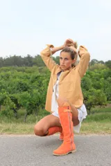 Botas altas de gamuza color rojo con forro de cuero, cierre lateral y suela de goma.