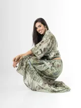 Falda midi de organdí color verde con estampado floreado, diseño cruzado con volados y corte asimétrico.