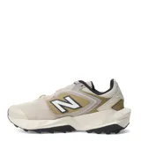 Championes New Balance Tektrel para mujer, en color beige con detalles en mostaza y negro, diseñados para trail running y actividades al aire libre.