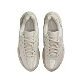 Championes Nike Initiator color beige claro y blanco, de estilo deportivo con diseño retro.