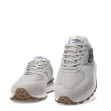 Championes urbanos Umbro, color negro con detalles en gris y blanco. Presentan una combinación de materiales textiles y sintéticos, con el logo de la marca en el lateral y una suela dentada de estilo deportivo.