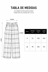 Pantalón de vestir de pierna ancha con estampado tartán en tonos marrones, negros y blancos, con bolsillos delanteros y cierre frontal con botón.