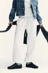 Pantalón de felpa de tiro alto con cintura elástica y corte recto. Cuenta con bolsillos laterales ocultos en la costura y bajo ajustable con cordón elástico y stoppers.