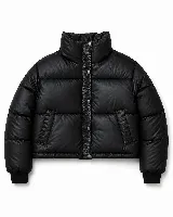 Campera puffer de corte cropped, color negro, con cuello alto, cierre frontal con botones a presión y puños elásticos.