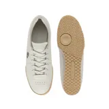 Championes urbanos Lacoste Aura 225 3 SMA, color blanco hueso con logo del cocodrilo en dorado y suela color caramelo.