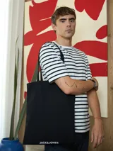 Bolso tote negro de algodón con doble asa y logo Jack & Jones estampado en blanco en la parte inferior.