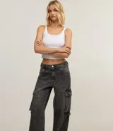 Pantalón recto de jeans gris, con bolsillos cargo laterales y cierre de botón y cremallera.