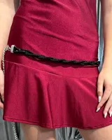 Caderín de diseño trenzado en color negro con acabado brillante, que incluye una cadena metálica plateada en uno de sus extremos con cierre de mosquetón.