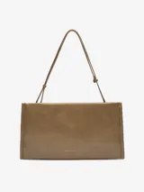 Bolso tipo clutch de Adolfo Dominguez, color marrón con acabado brillante y textura craquelada. Cuenta con cierre magnético, bolsillo interior con cremallera, asa de mano y asa larga regulable y extraíble.