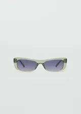 Gafas de sol rectangulares con montura de pasta color verde traslúcido y cristales oscuros.