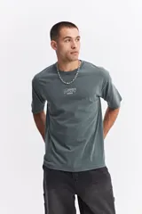 Remera de manga corta color gris oscuro, con escote redondo y estampado frontal con la frase "Immortal Dreams" en blanco.