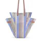 Bolsa tipo tote con diseño de rayas verticales en tonos azul, beige y marrón. Confeccionada en tejido plástico, cuenta con doble asa de hombro en cuero sintético color suela y bolsillos laterales ajustables con presillas y broches metálicos.