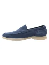 Mocasín de hombre confeccionado en cuero italiano de alta calidad, con diseño de punta redonda y suela de goma en tono claro.
