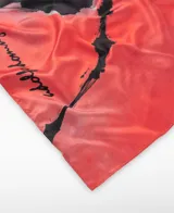 Pañuelo rectangular de poliéster reciclado con diseño estampado abstracto que combina tonos de rojo, turquesa, negro y blanco.