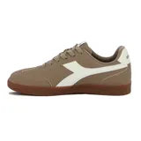 Championes casuales Diadora modelo Bamtelo, color marrón topo con logo lateral en color crema. Tienen cordones a tono y suela de goma color caramelo.