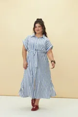 Vestido camisero midi a rayas verticales verdes y blancas, con cuello camisero, mangas cortas y lazo en la cintura.