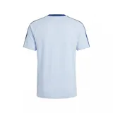 Remera de fútbol Adidas de la selección de Italia, de color celeste con cuello redondo y detalles en azul marino en el cuello y las mangas. Presenta el logotipo de Adidas Originals y el escudo de la Federación Italiana de Fútbol bordados en el pecho, junto con las clásicas tres tiras de la marca sobre los hombros.