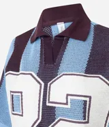 Remera de punto con diseño sportcore, cuello polo y mangas cortas amplias. Presenta un patrón de rayas verticales en tonos azul y bordó, con el número 82 estampado en el frente.