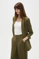 Blazer entallado de viscosa liso en color verde militar, con mangas tres cuartos y bolsillos frontales con solapa.