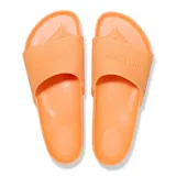 Sandalia tipo slide Birkenstock modelo Barbados, confeccionada en material EVA color naranja, con diseño de textura hexagonal y logo grabado en la banda superior.