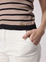 Pantalón capri blanco con costuras a la vista.