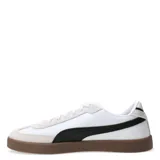 Championes urbanos Puma modelo Club II Era, color negro con detalles en blanco y suela de goma color marrón. Confeccionados en una combinación de cuero y gamuza, cuentan con plantilla SOFTFOAM+ para mayor amortiguación y soporte.