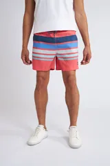 Short de baño con cintura elástica y cordón ajustable, confeccionado en tela ligera de secado rápido. Presenta un estampado botánico integral en tonos amarillos, blancos y azules, con dos bolsillos delanteros y uno posterior.