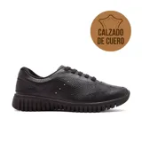 Championes de cuero color beige con suela blanca y perforaciones decorativas.