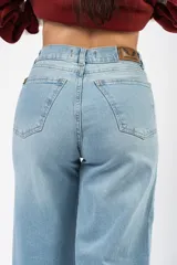 Jean de tiro alto con corte wide leg y pierna ancha, confeccionado en denim de tono celeste claro con efecto lavado.