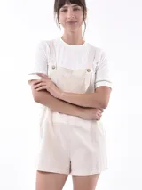 Mono corto negro de tirantes anchos ajustables con botones, escote cuadrado y corte holgado.